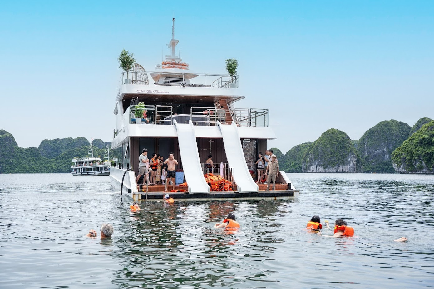 Du lịch du thuyền là một trong những sản phẩm mới, hút khách của du lịch Hải Phòng. Du lịch du thuyền là một trong những sản phẩm mới, hút khách của du lịch Hải Phòng.