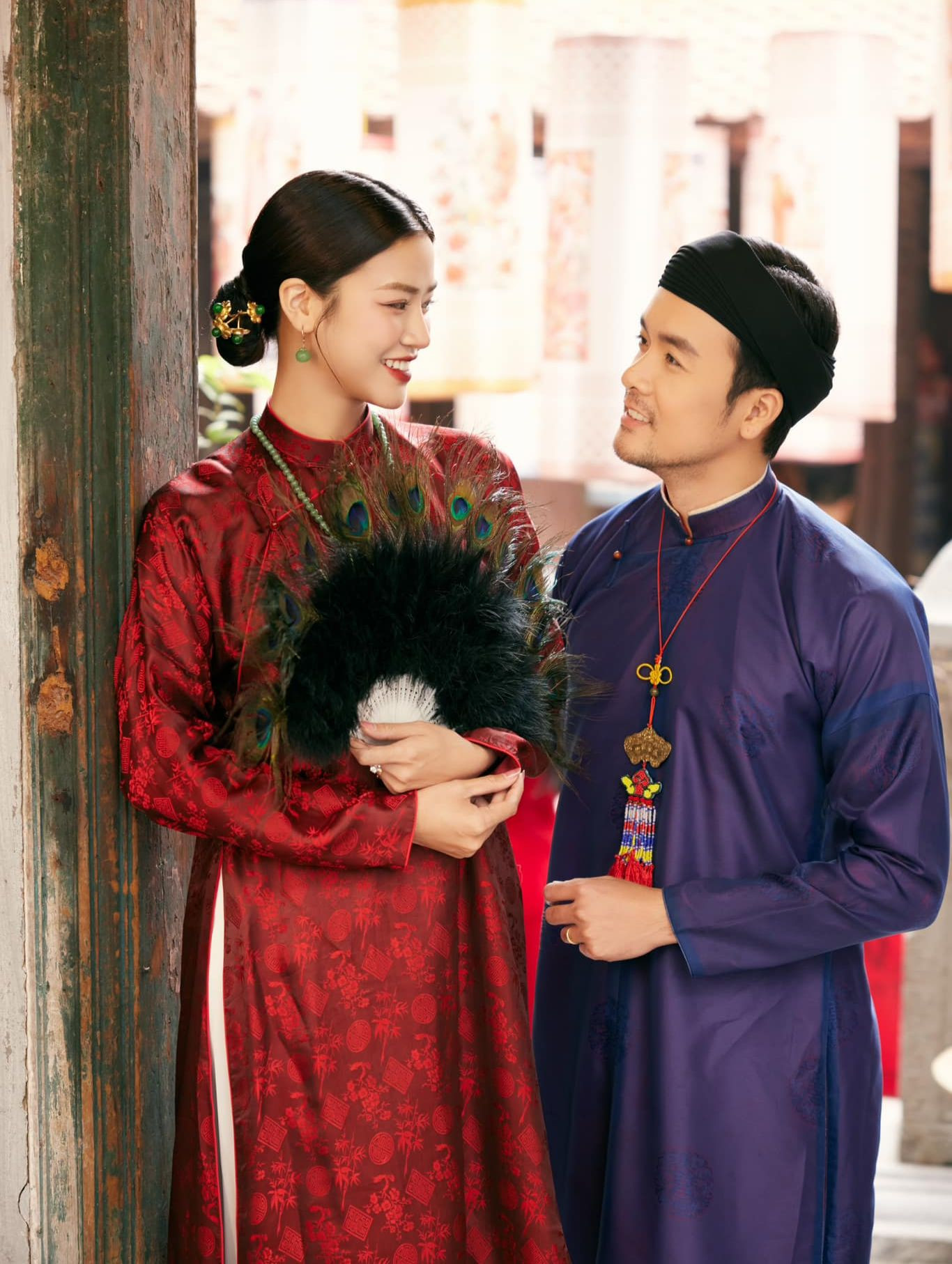 Bên cạnh bộ ảnh cưới với váy trắng và comple, Anh Đào và Anh Tuấn chụp ảnh cưới với áo dài. Anh Đào sinh năm 1996, đến từ Bắc Giang, tốt nghiệp Đại học Sân khấu Điện ảnh Hà Nội. Cô được khán giả yêu mến qua nhiều bộ phim truyền hình như Hướng dương ngược nắng, Lối về miền hoa, Gặp em ngày nắng, Vui lên nào anh em ơi... Nữ diễn viên cũng gây ấn tượng với vai Đoàn Thị Điểm trong phim điện ảnh Hồng Hà nữ sĩ.