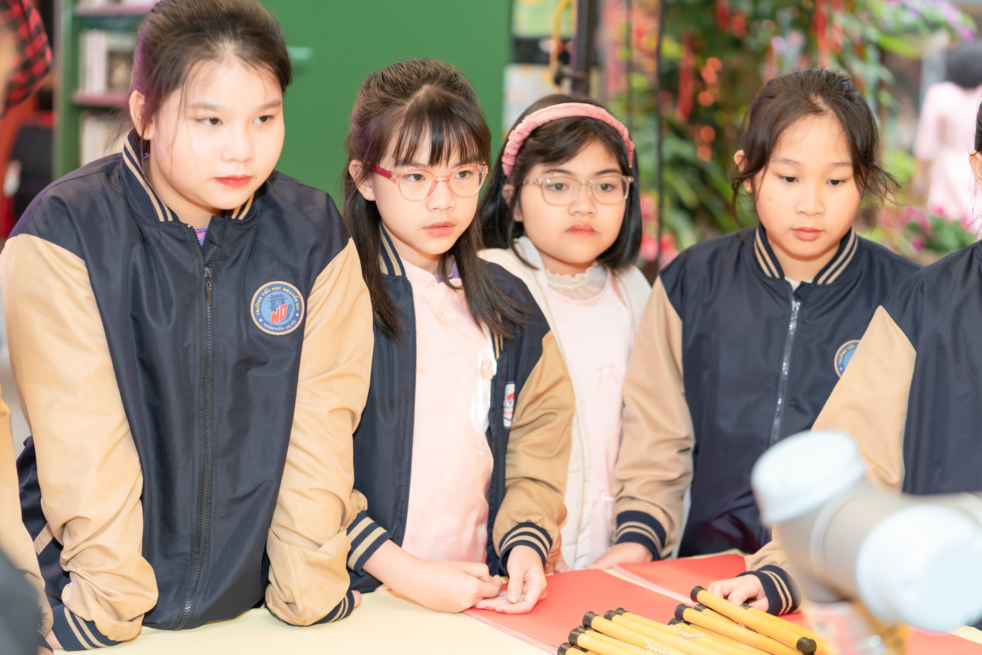 Màn trình diễn thu hút rất nhiều người dân tham quan, dạo chơi Phố sách Hà Nội. Với nhiều người đây là trải nghiệm lý thú. "Màn trình diễn rất thú vị. Mình đã xin 4 chữ từ ông đồ robot. Rất mong Phố sách Hà Nội có thêm nhiều hoạt động lý thú dành cho người dân Thủ đô", chị Nguyễn Minh Hà (Hoàn Kiếm) chia sẻ.