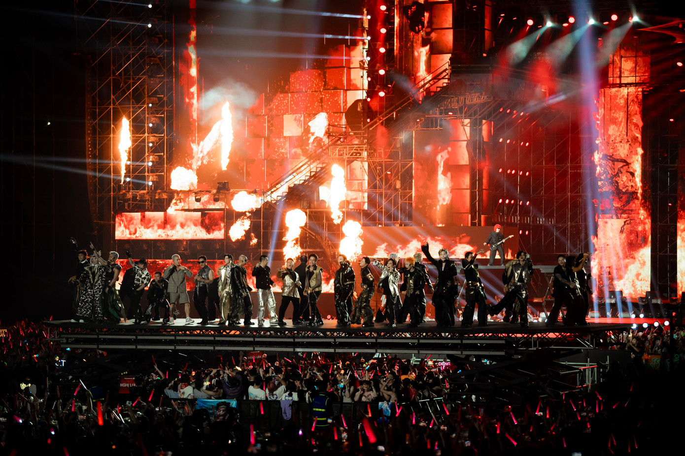 33 anh tài đã mang đến cho hàng vạn khán giả đêm diễn đáng nhớ. Đêm diễn kéo dài liên tục 5 tiếng với hơn 50 tiết mục đem đến cho khán giả miền Bắc một đêm diễn đầy sôi động, đáng nhớ.