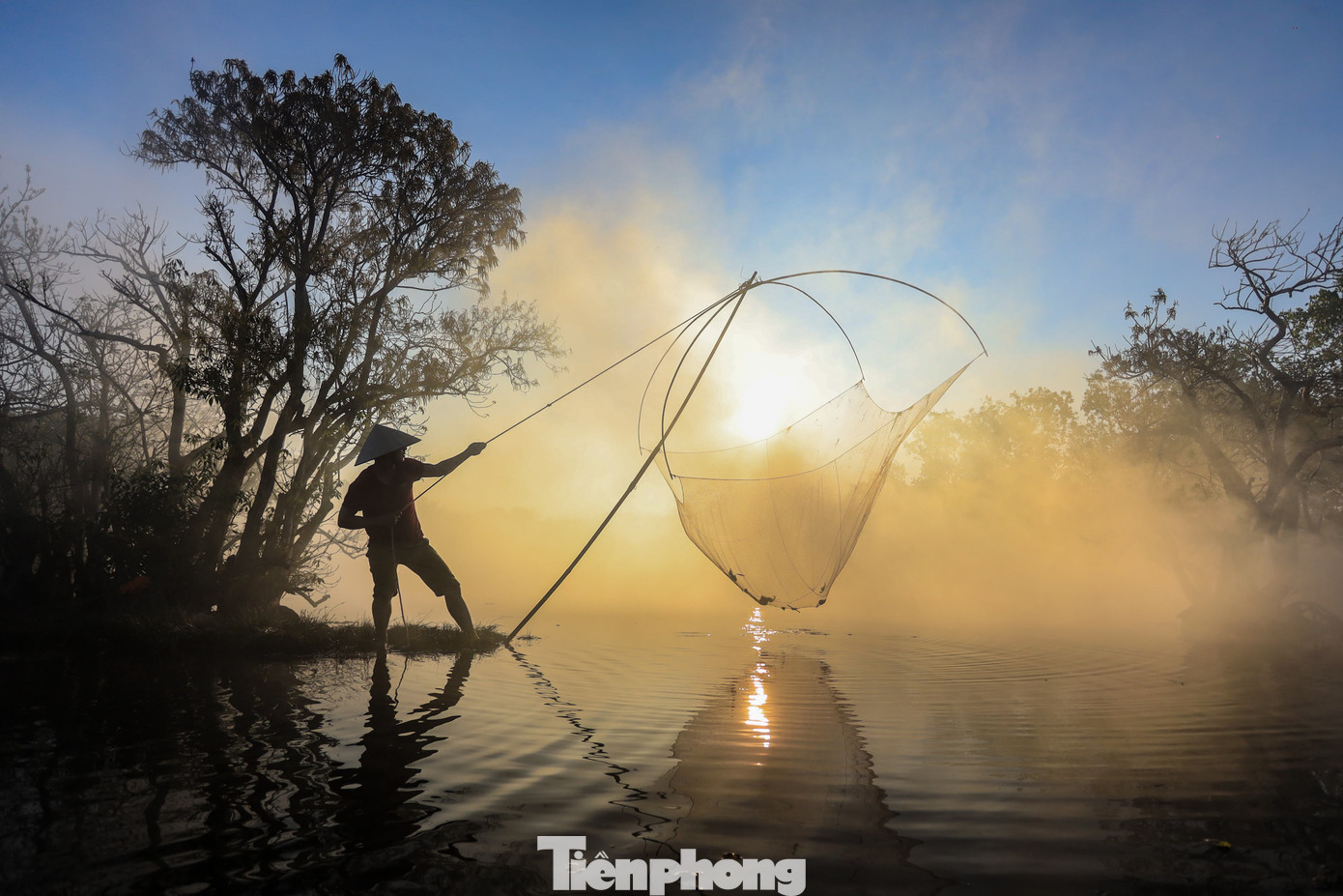 Nằm cách trung tâm thành phố Huế khoảng 15 km về phía Đông, Rú Chá là địa điểm thu hút hàng trăm nhiếp ảnh gia trên cả nước đổ về sáng tác mỗi dịp cuối thu. Với những người yêu thích vẻ đẹp hoang sơ, nguyên bản của tự nhiên, không thể không xiêu lòng với cảnh vật nơi đây.