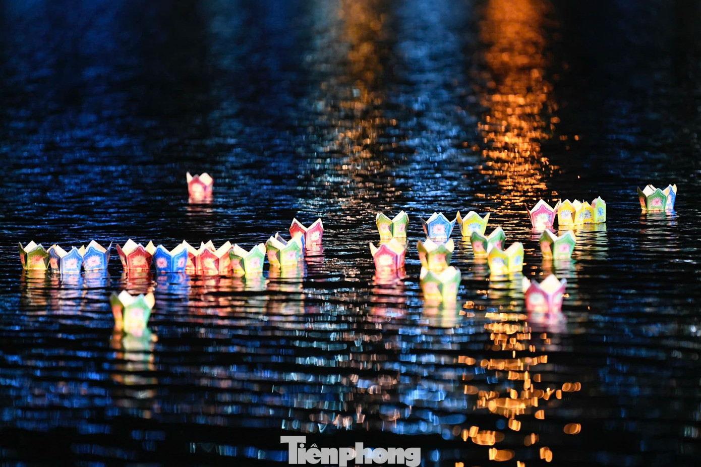 Trên dòng sông một thời hoà cùng máu đào của hàng ngàn cán bộ, chiến sĩ, đồng bào cả nước, BTC giải Tiền Phong Marathon, các vận động viên, Hoa hậu Đỗ Thị Hà, Á hậu Ngọc Thảo, các thí sinh tham dự Hoa hậu Việt Nam năm 2024 đã thả nhẹ những bông hoa tươi thắm, những chiếc đèn hoa đăng để tưởng nhớ các Anh hùng liệt sĩ đã hy sinh tuổi thanh xuân của mình cho Tổ quốc.