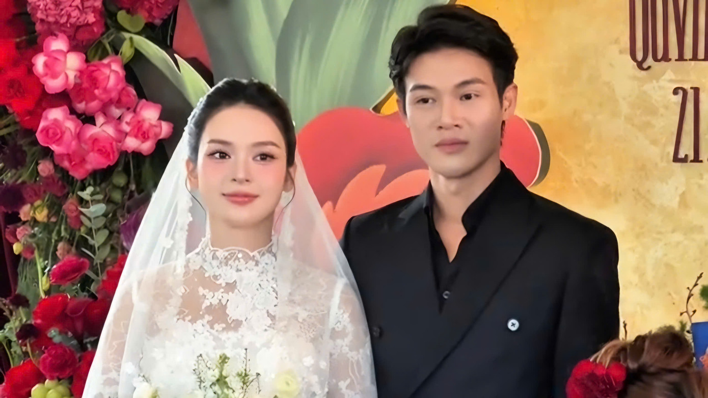 Quỳnh Lương trong bộ váy cưới ren trắng, hạnh phúc bên chú rể Tiến Phát. Ảnh: Hà Cúc. Quỳnh Lương trong bộ váy cưới ren trắng, hạnh phúc bên chú rể Tiến Phát. Ảnh: Hà Cúc.