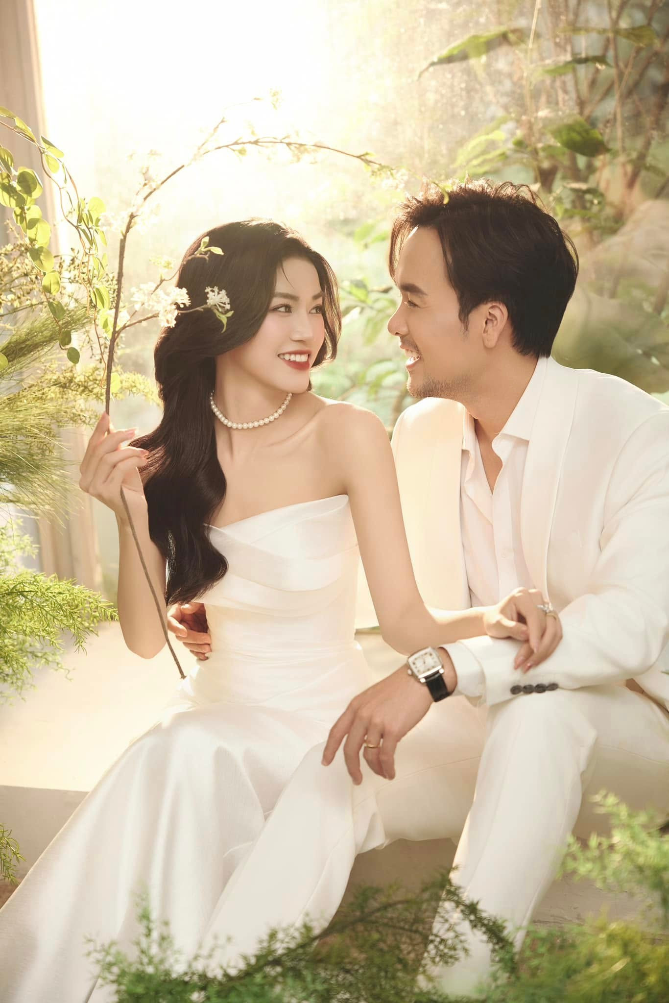 Lễ cưới diễn viên Anh Đào được ấn định vào ngày 19/1. Trước ngày lên xe hoa, nữ diễn viên đăng tải loạt ảnh cưới với diễn viên Anh Tuấn. Cả hai quyết định về chung một nhà sau 4 năm đồng hành.