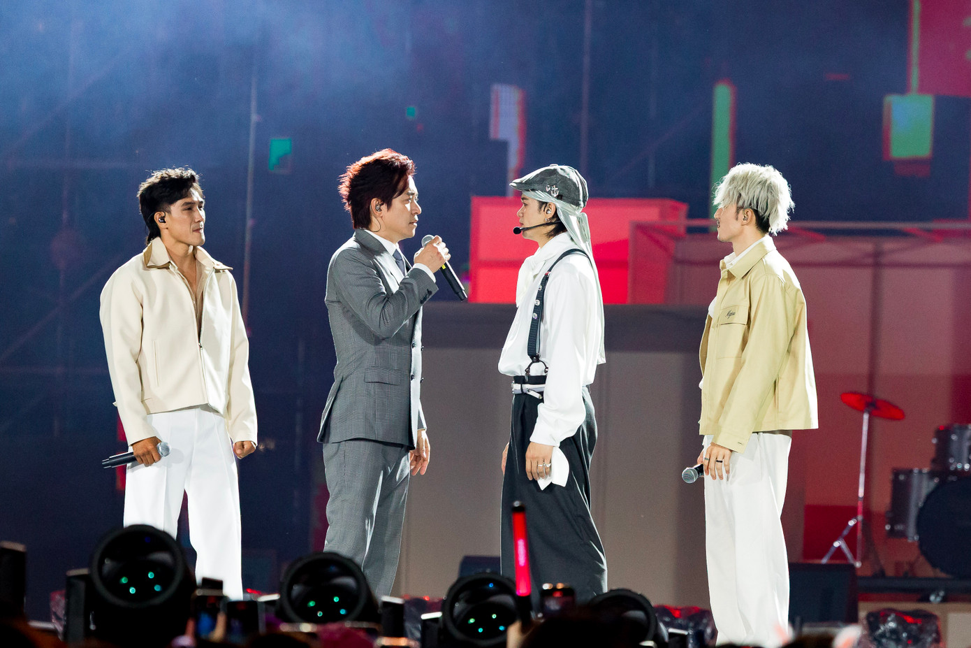 Bên cạnh những tiết mục sôi động, concert Anh trai vượt ngàn chông gai cũng đem lại những khoảnh khắc lắng đọng đầy cảm xúc trong tiết mục Ba kể con nghe - Dưới ánh đèn sân khấu - Tỉnh thức sau giấc ngủ đông, Thu hoài, Nếu một mai tôi bay lên trời... Âm nhạc, vũ đạo kết hợp với sân khấu hoạt cảnh khơi dậy sự xúc động trong lòng khán giả.