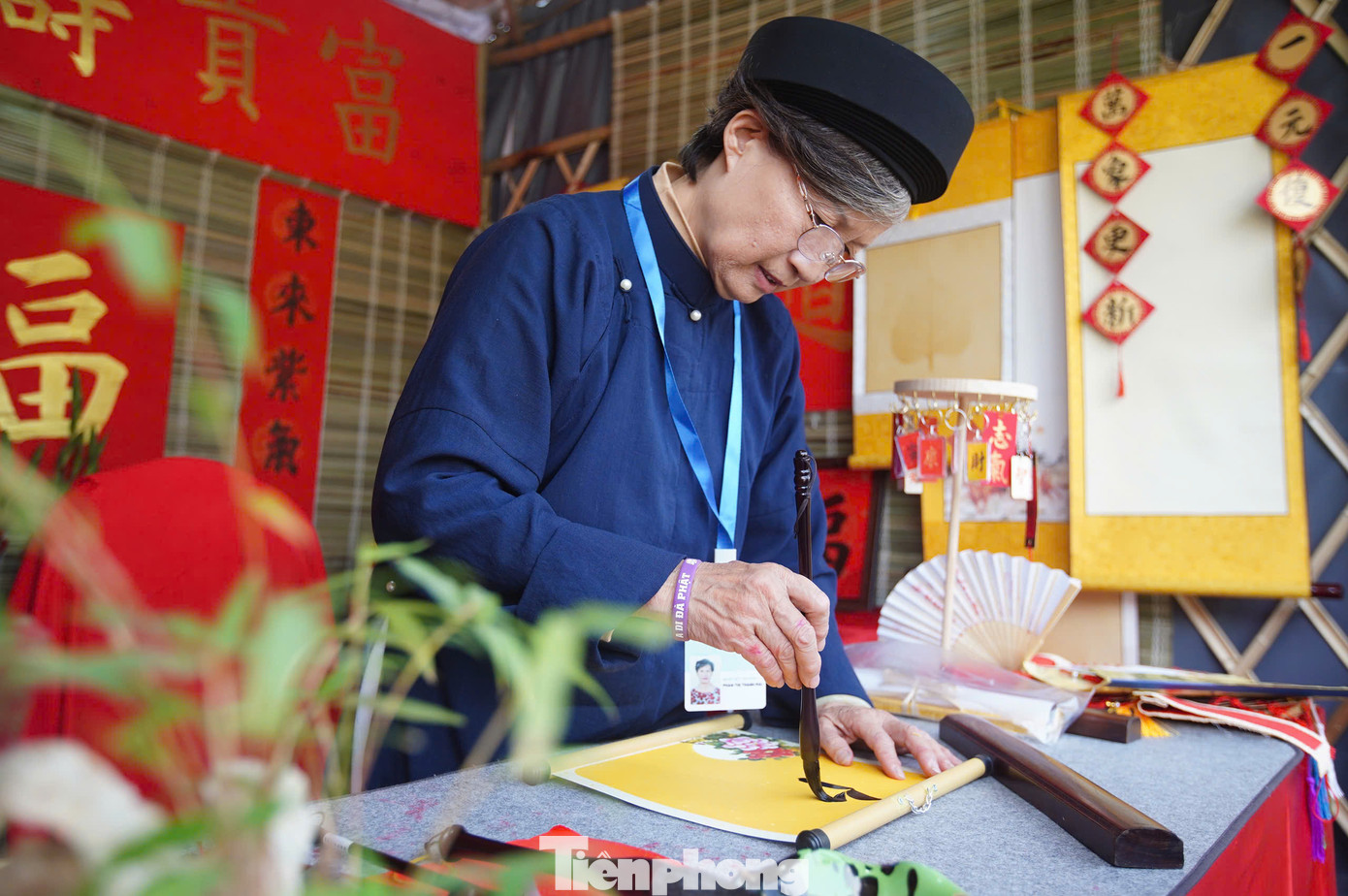 Nhiều người xin chữ tại gian của bà đồ Thanh Mai xuất phát từ tâm lý tò mò. "Cứ Tết đến tôi sẽ tham gia Hội chữ Xuân nhưng đây là lần hiếm có tôi gặp bà đồ. Bản thân cũng rất tò mò chữ của bà đồ sẽ có sự khác biệt ra sao", bạn Trần Minh Anh (Hoàn Kiếm, Hà Nội) nói.