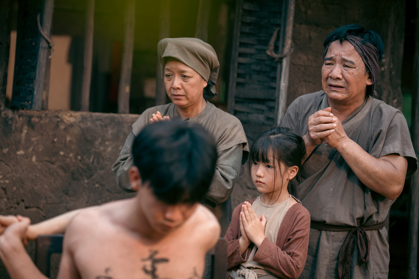 Phim quy tụ dàn diễn viên gạo cội như NSƯT Quang Tèo, Chiều Xuân, nghệ sĩ Kiều Trinh và nhiều diễn viên trẻ như Diễm Trang, Phú Thịnh, Hạo Khang, Tuấn Mõ...