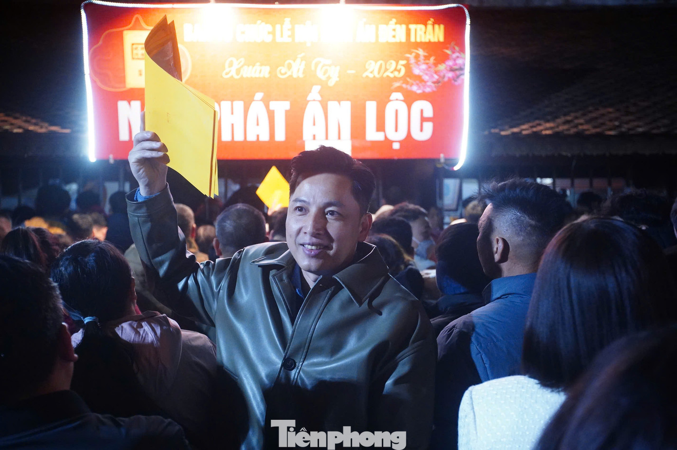 Người dân háo hức khi thành công lấy được lá ấn may mắn. Với nhiều người lá ấn không chỉ tượng trưng cho điều may mắn, hóa giải rủi ro và điều xấu trong đường công danh, sự nghiệp mà còn là một món quà tinh thần, giúp họ luôn có động lực để cố gắng vượt qua bản thân, sớm thành công trong công việc.