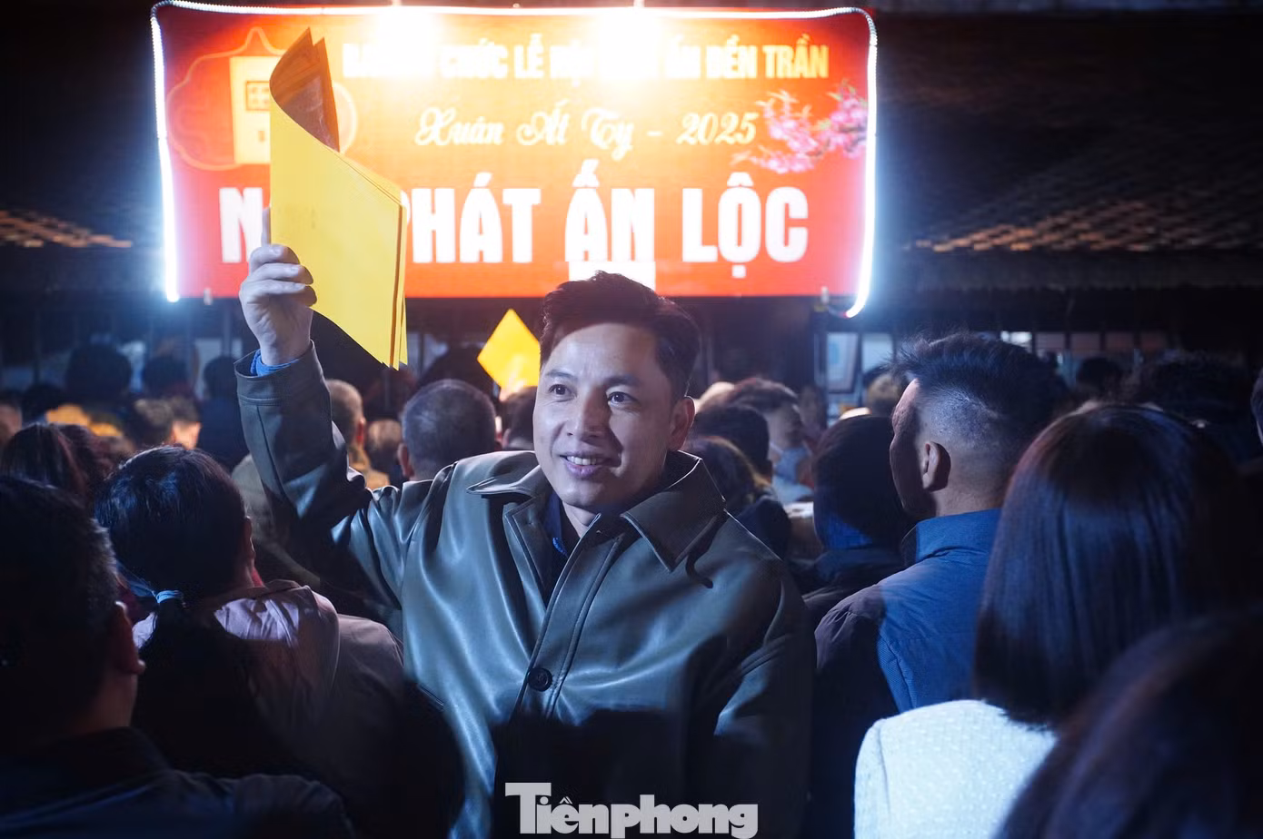 Người dân háo hức khi thành công lấy được lá ấn may mắn. Với nhiều người lá ấn không chỉ tượng trưng cho điều may mắn, hóa giải rủi ro và điều xấu trong đường công danh, sự nghiệp mà còn là một món quà tinh thần, giúp họ luôn có động lực để cố gắng vượt qua bản thân, sớm thành công trong công việc.