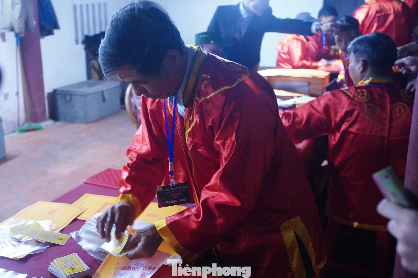 Cảnh tượng đông đúc, tấp nập ở khu vực phát ấn là hình ảnh quen thuộc của nhiều mùa lễ hội. Việc phát ấn do hội người cao tuổi và hội cựu chiến binh thực hiện.