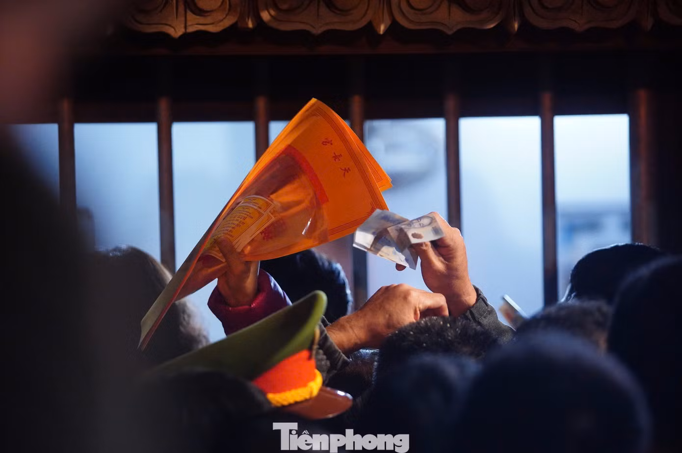 Những người phụ trách phát ấn làm việc không ngơi tay khi lượng khách đổ về đây tăng cao. Từ 5h-5h40 sáng 12/2 (ngày 15 tháng Giêng) ấn đã được phát hết cho lượt khách đầu tiên. Phần lớn đây là khách đã đợi cả đêm ngoài cổng đền.