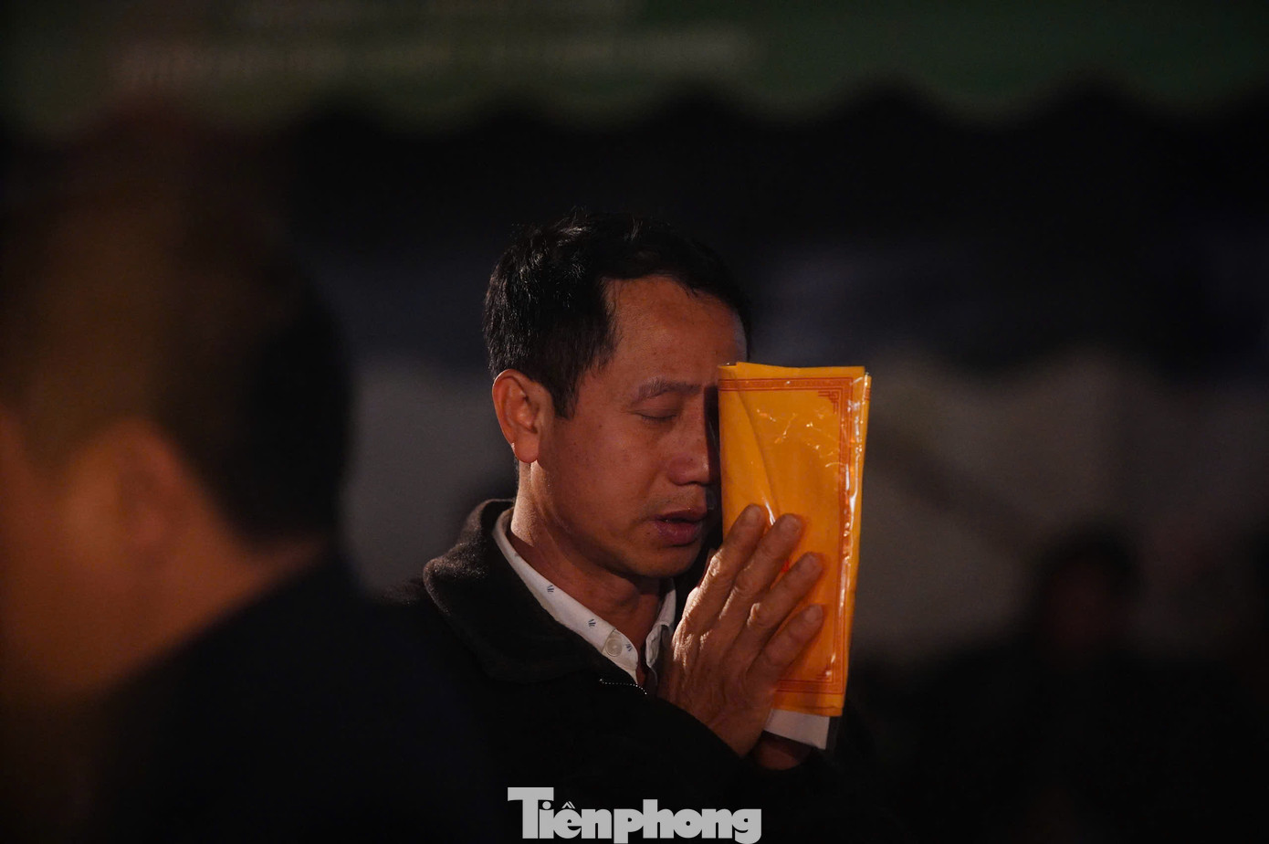 Với lá ấn, người dân tiếp tục thành kính dâng lễ, gửi gắm những tâm tư, nguyện vọng về một năm may mắn, thành công tới đức thánh Trần.