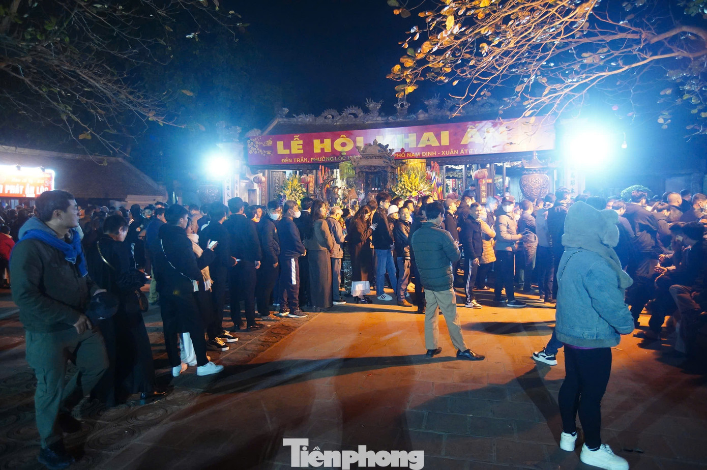 Từ 5h sáng 12/2 (15 tháng Giêng), BTC Lễ Khai ấn đền Trần tổ chức phát Ấn cho nhân dân và du khách thập phương tại nhà Giải Vũ, nhà trưng bày đền Trùng Hoa.