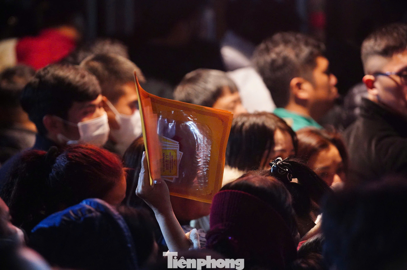 Những người phụ trách phát ấn làm việc không ngơi tay khi lượng khách đổ về đây tăng cao. Từ 5h-5h40 sáng 12/2 (ngày 15 tháng Giêng) ấn đã được phát hết cho lượt khách đầu tiên. Phần lớn đây là khách đã đợi cả đêm ngoài cổng đền.