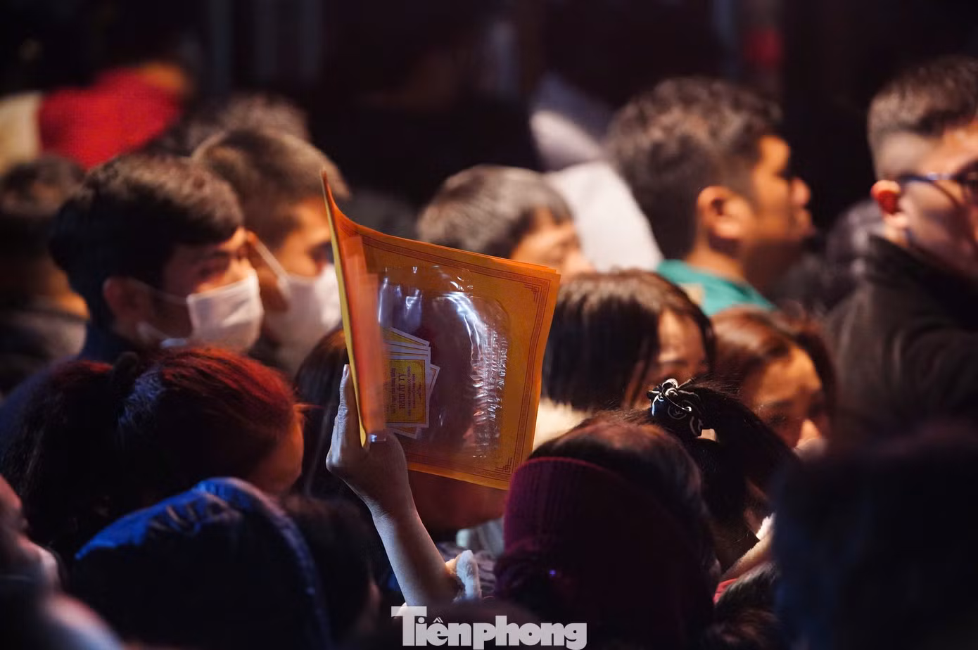 Những người phụ trách phát ấn làm việc không ngơi tay khi lượng khách đổ về đây tăng cao. Từ 5h-5h40 sáng 12/2 (ngày 15 tháng Giêng) ấn đã được phát hết cho lượt khách đầu tiên. Phần lớn đây là khách đã đợi cả đêm ngoài cổng đền.