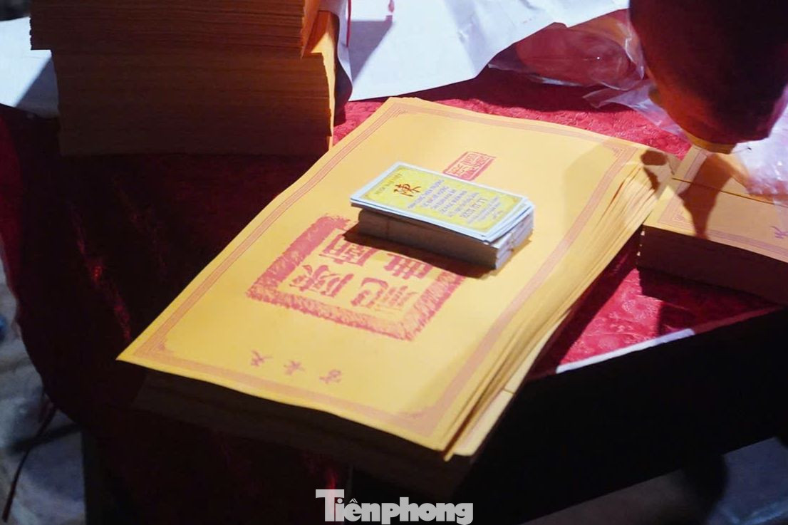 Những lá ấn in được chuẩn bị sẵn chỉ chờ được đưa đến tay du khách. Mỗi gian phát ấn đều có lực lượng chức năng giám sát, điều phối.