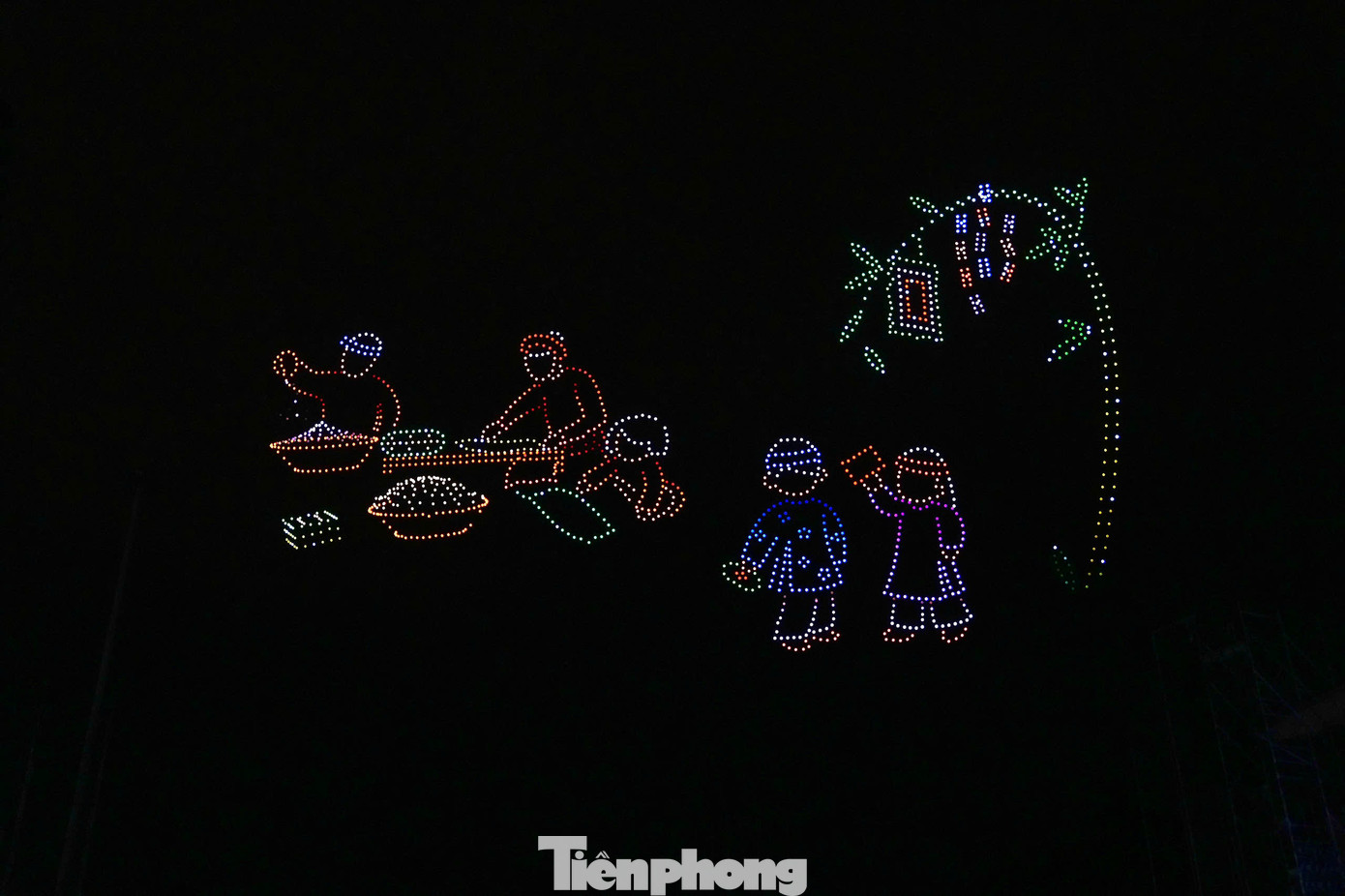 Tuy nhiên, theo nghi nhận của phóng viên đêm tổng duyệt diễn ra không trọn vẹn. Chương trình gặp sự cố kỹ thuật khiến nhiều drone bị lỗi, không thể xếp thành hình trên bầu trời Thủ đô, thậm chí có drone đã rơi từ trên cao xuống.