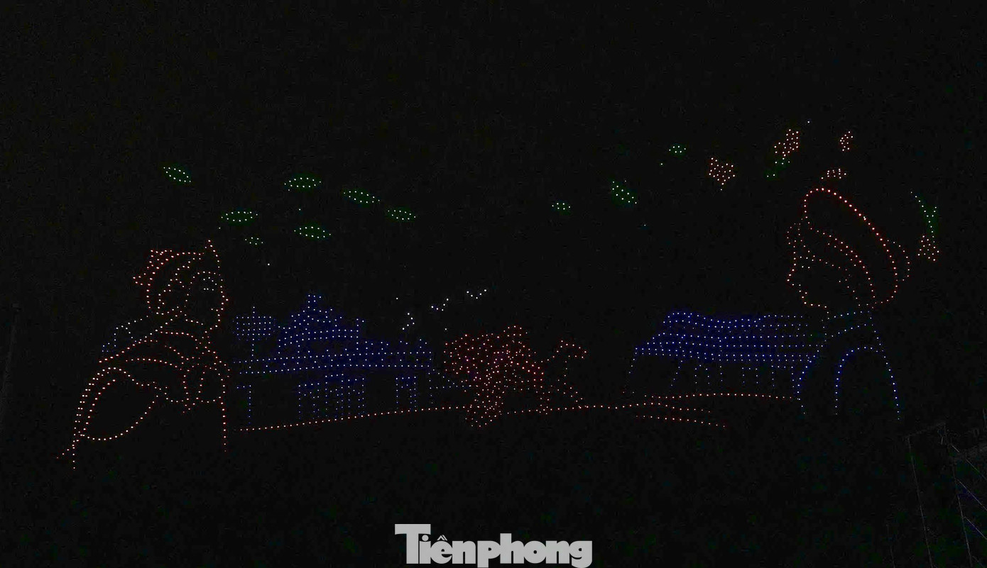 Với chủ đề Những mùa xuân rực rỡ, chương trình biểu diễn ánh sáng kể những câu chuyện đầy cảm hứng về mùa xuân. Đây là những mùa xuân lịch sử của dân tộc, của đất nước, con người Hà Nội và Việt Nam.