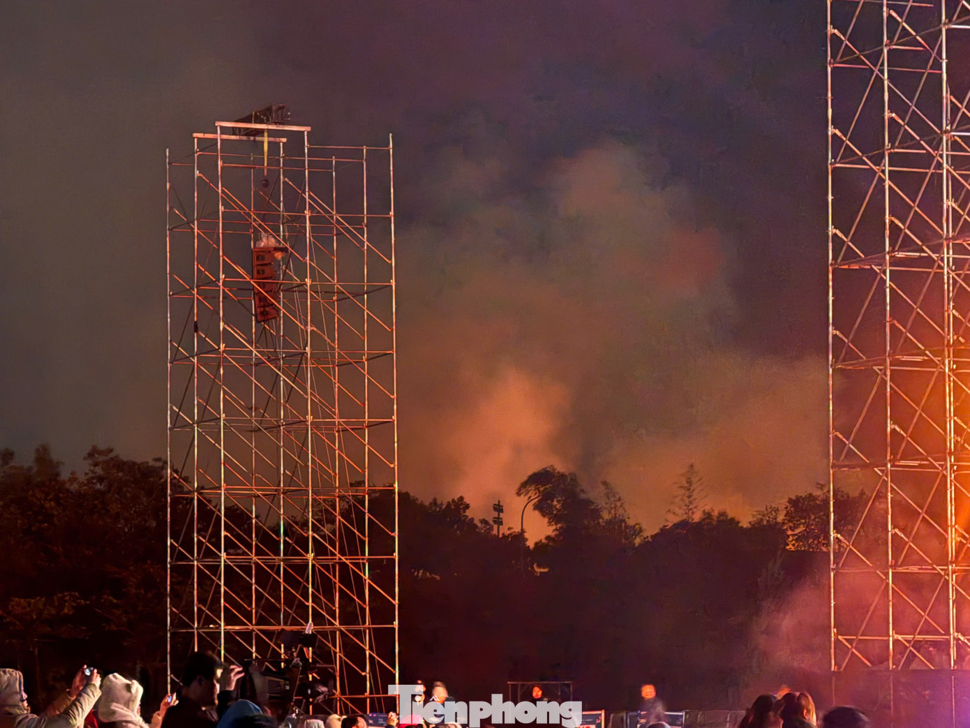 Nhiều người dân tham gia đã ghi lại được hình ảnh sự cố. Ngoài ra, việc sắp xếp chỗ để xe, thu phí dịp này cũng là nỗi lo của nhiều người dân khi một số bãi xe xung quanh SVĐ Mỹ Đình tăng giá bất thường.