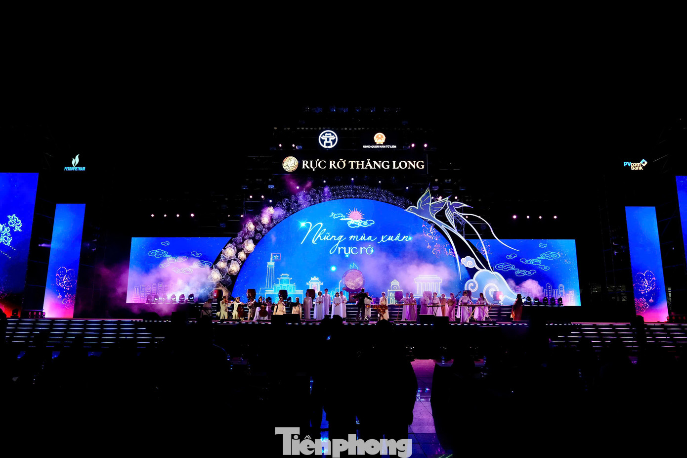 Lễ hội ánh sáng quốc tế Hà Nội Rực rỡ Thăng Long do UBND TP. Hà Nội chỉ đạo, UBND Quận Nam Từ Liêm chủ trì thực hiện. Sự kiện diễn ra vào đêm Giao thừa (ngày 28/1) tại khu vực quảng trường Mỹ Đình, sân vận động quốc gia Mỹ Đình. Đêm tổng duyệt trình diễn drone được tổ chức vào tối 26/1 (ngày 27 tháng Chạp âm lịch).