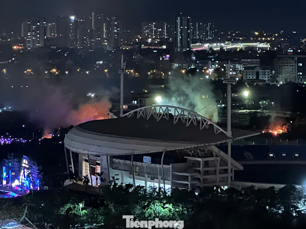 Từ trên cao nhìn xuống, khu vực SVĐ Mỹ Đình đã như đang cháy. Hiện thông tin này đang được làm rõ và xử lý.