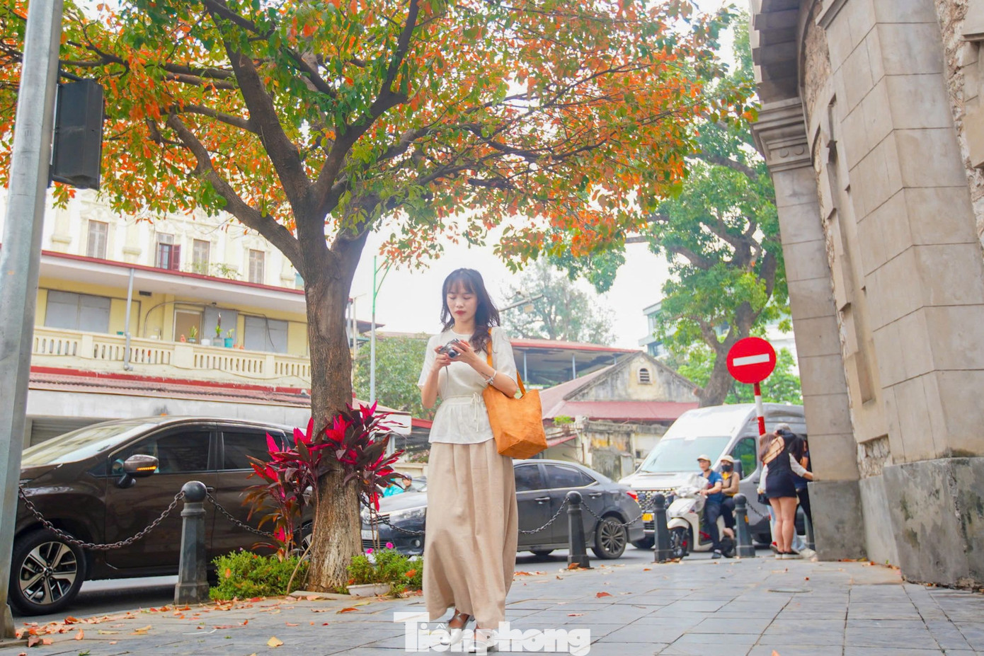 Nhiều cô gái trang điểm kỹ càng có mặt từ sớm ở tháp nước Hà Nội để không bỏ lỡ bất kỳ xu hướng "sống ảo" nào trên mạng xã hội. Trên mạng xã hội những cụm từ như: “Paris giữa lòng Hà Nội” hay “một góc trời Âu tại Hà Nội”... được sử dụng để miêu tả địa điểm này những ngày gần đây.