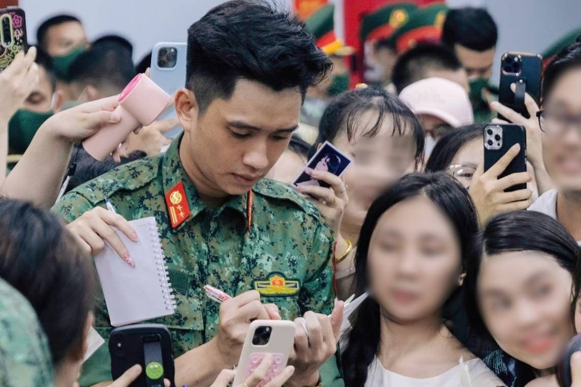 Rất đông người hâm mộ vây quanh xin chữ ký, chụp ảnh chung với Thượng úy Lê Hoàng Hiệp. Rất đông người hâm mộ vây quanh xin chữ ký, chụp ảnh chung với Thượng úy Lê Hoàng Hiệp.