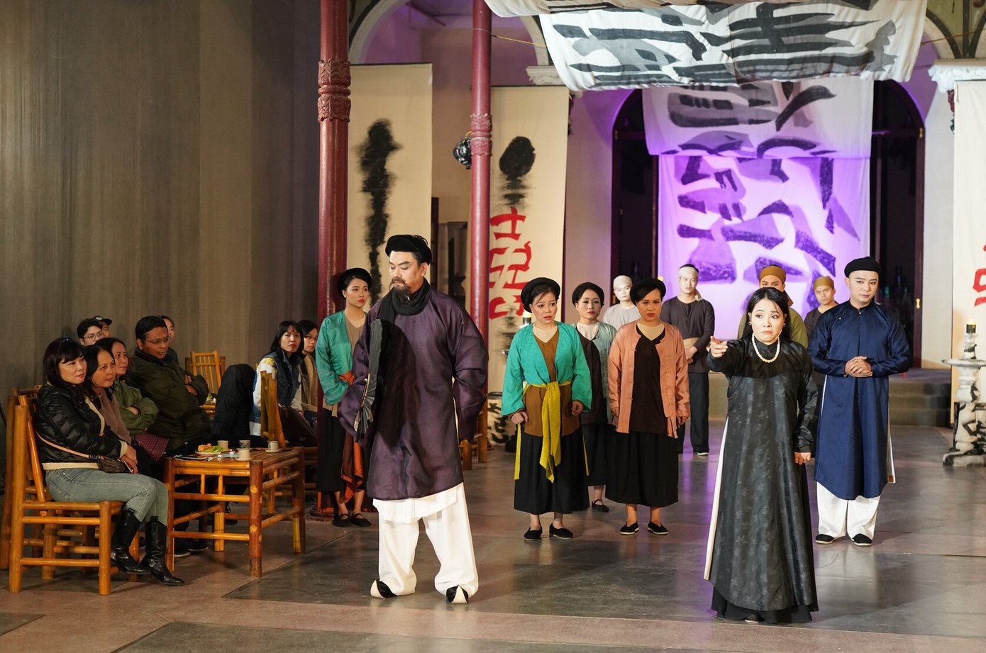 Không gian biểu diễn không còn bị bó gọn trong một sân khấu truyền thống, xa cách. Không gian biểu diễn không còn bị bó gọn trong một sân khấu truyền thống, xa cách.