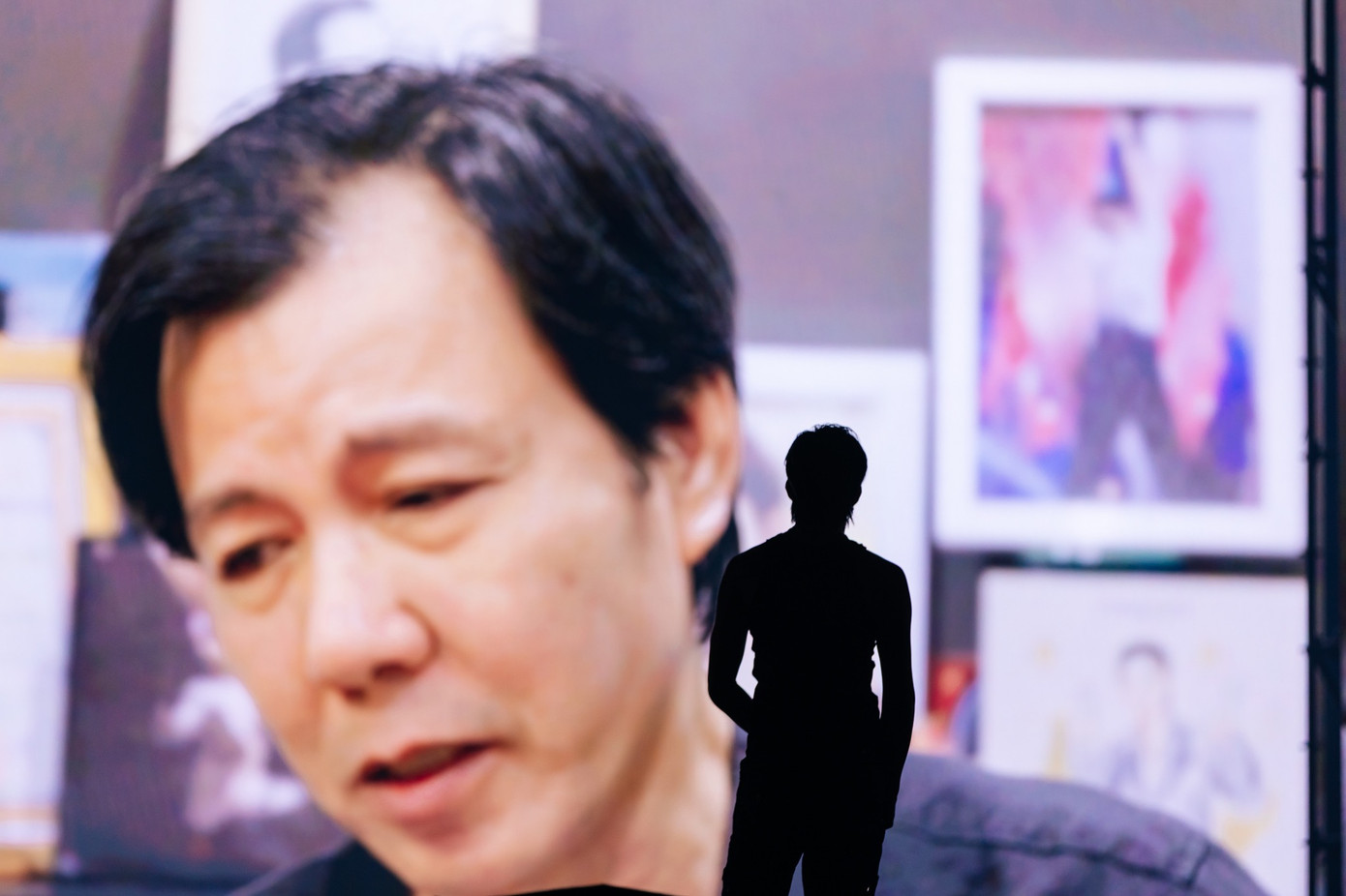 Trước khi 2 đêm diễn của Soobin Live Concert: All-Rounder khép lại, Soobin bất ngờ bị BTC chương trình “đánh úp” bằng những chia sẻ của gia đình, người thân. NSND Huỳnh Tú - bố Soobin chia sẻ hình ảnh ông nhớ nhất về con trai là khi chỉ còn 2 ngày nữa là thi, nhưng ông bắt đổi bài.