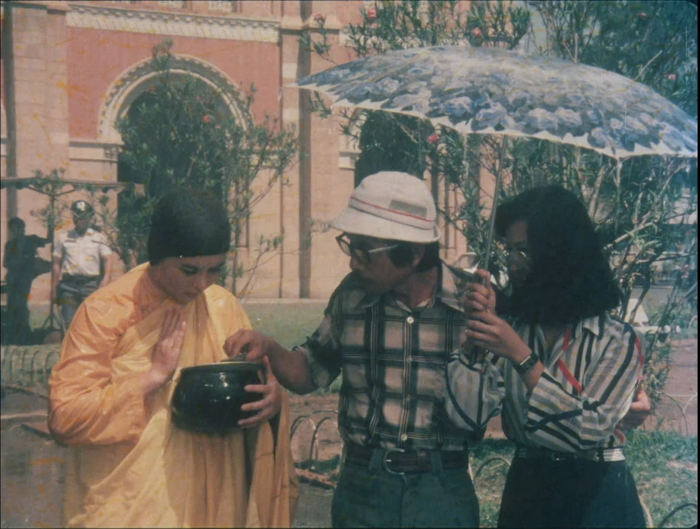 Nhà biên kịch Lê Phương - biên kịch phim Biệt động Sài Gòn đóng vai quần chúng trong phim.