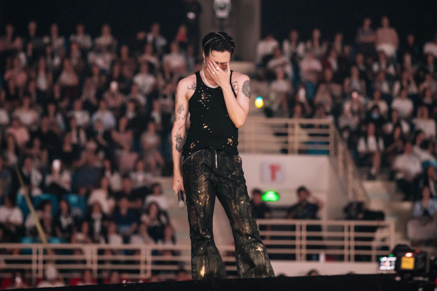 &quot;Soobin đánh đàn đến mức dây đàn cọ vào tay, chảy máu. Điều này khiến Soobin đau và bật khóc. Tôi hay nghĩ lại những phút giây ấy và cảm thấy thương con. Dù con có lớn đến cỡ nào trong mắt của bố, con vẫn là Huỳnh Sơn của những ngày đứng ngang bằng cây đàn bầu. Bố lúc nào cũng tưởng tượng được nụ cười của con trước mặt bố, sự nũng nịu khi còn thơ bé của con luôn ở trong tiềm thức của bố&quot;, NSND Huỳnh Tú nói. Ngay khi nghe những chia sẻ của gia đình, Soobin không kìm được nước mắt, bật khóc trước hàng ngàn khán giả.