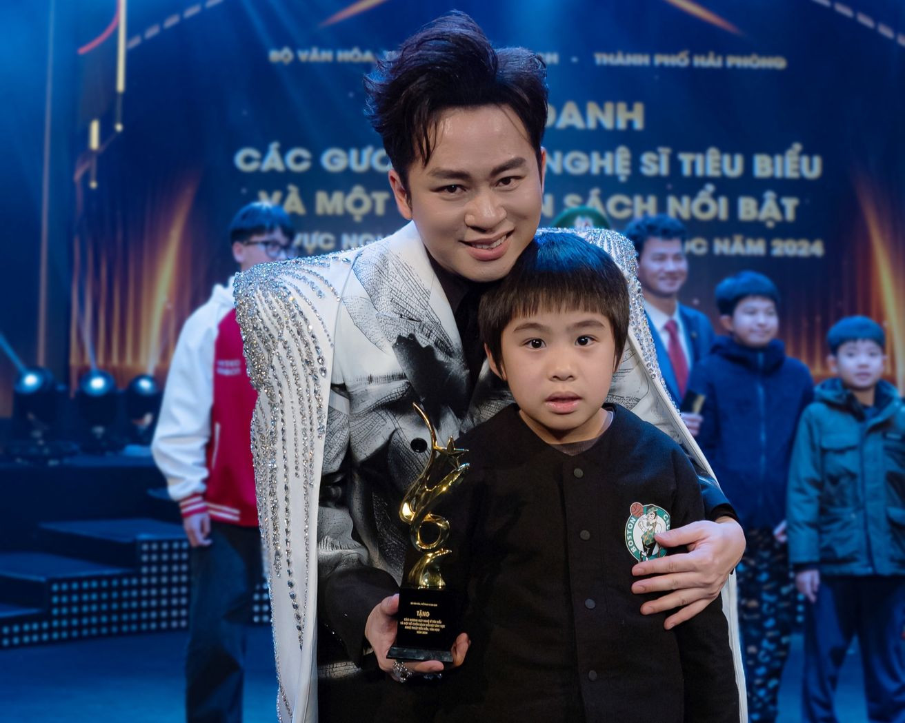 Tùng Dương bên cạnh con trai ruột - bé Voi (9 tuổi).