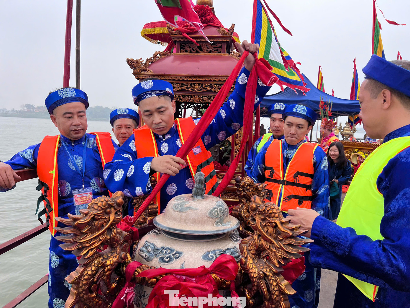 Điểm đặc biệt tại lễ hội truyền thống Đình làng Nhật Tân là tổ chức lễ phóng noãn vào lúc nửa đêm ngày 9/2 âm lịch trên sông Hồng.