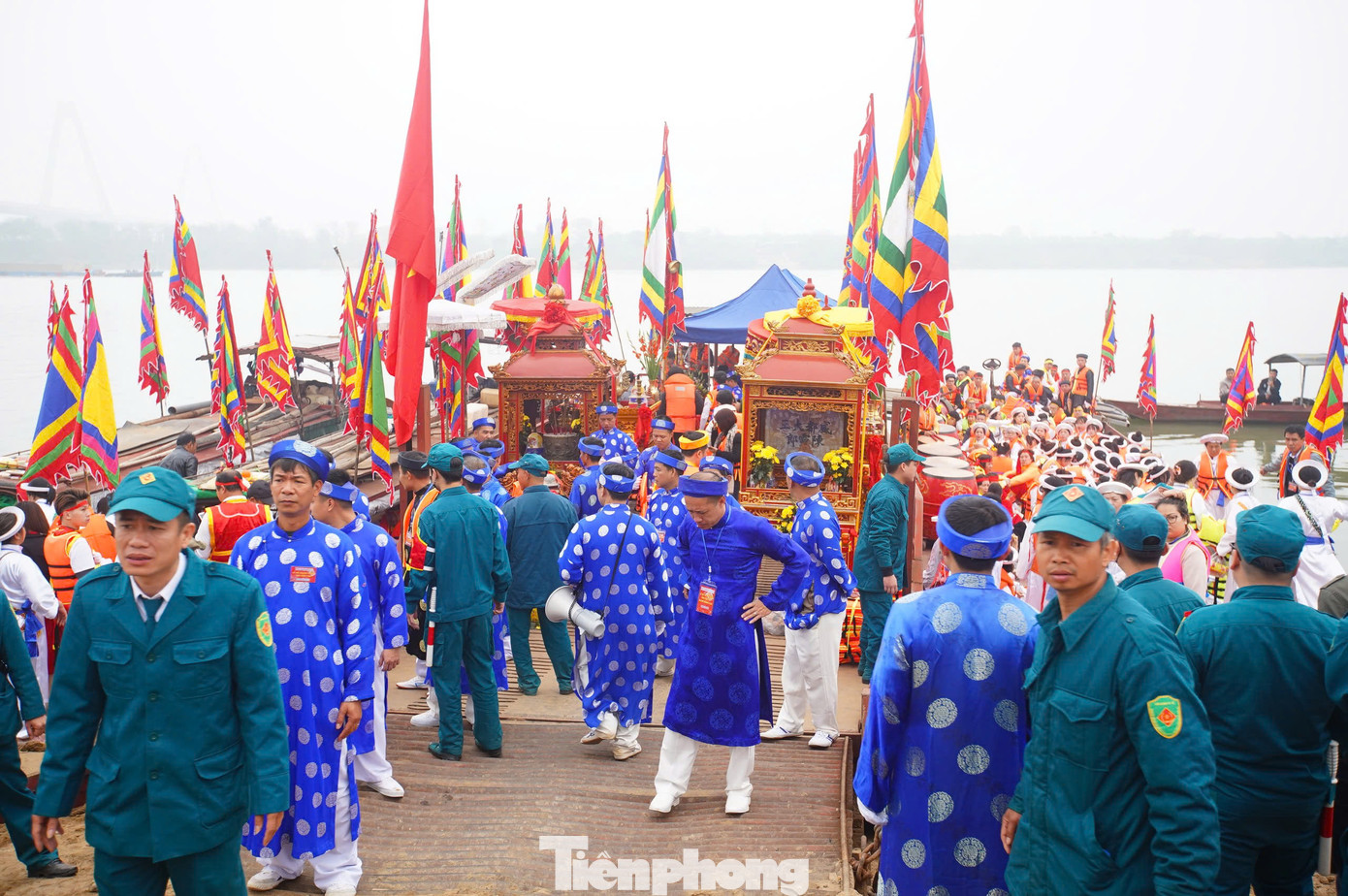 Đoàn rước đi từ đình ra cung Nhật Tân, ngoài bãi sông Hồng (nơi sinh ra Đại Vương). Đội rước nước đi ra sông, lên thuyền và lấy nước ở giữa ngã ba tiếp giáp của ba con sông. Nước lấy về được dâng lên thành hoàng làng, cầu mong quốc thái dân an.