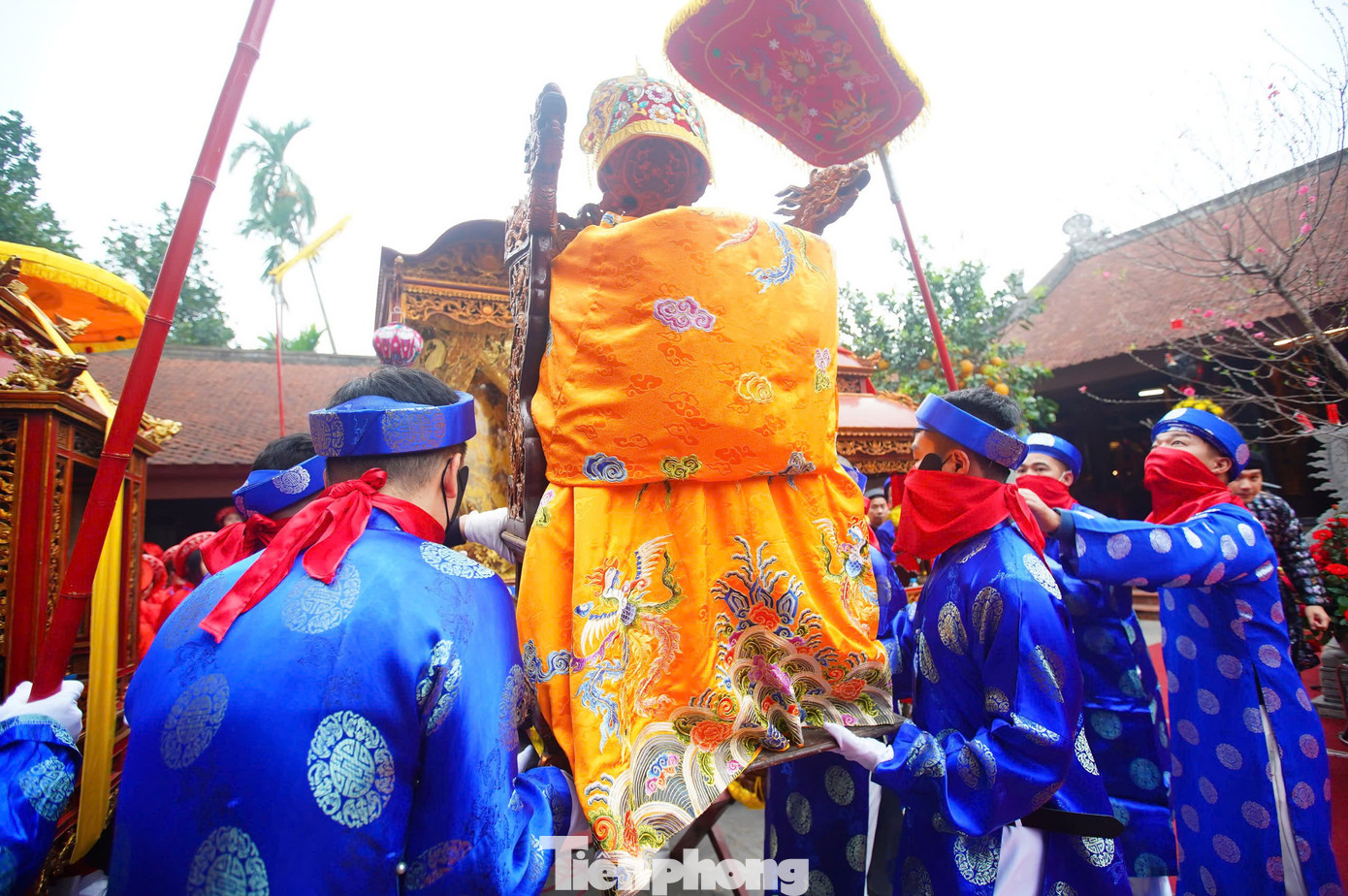 Tục xưa truyền lại, Đình Nhật Tân trước đây gọi là điện Nhật Chiêu, đến thời Khải Định đổi thành Nhật Tân, là nơi thờ Đức Thánh Uy Đô Đại Vương Trần Linh Lang. Ngài là con của Chính Cung Minh Đức Hoàng Hậu, nổi danh với trí thông minh và tài thao lược.