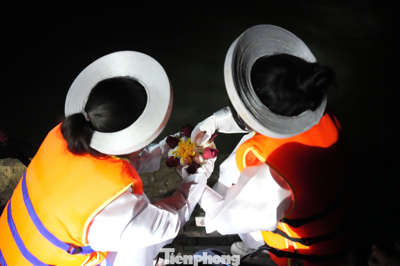 Theo dân làng, việc phóng noãn mang ý nghĩa cầu sinh sôi nảy nở.