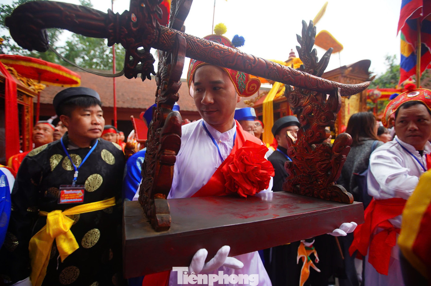 Ngày 9/3 (ngày 10/ 2 âm lịch) người dân Làng Nhật Tân (Hà Nội) đã long trọng tổ chức Đại lễ rước thần kỷ niệm 760 năm Đản thần Uy đô Đại vương Trần Linh Lang (1265-2025) tại Đình Nhật Tân.