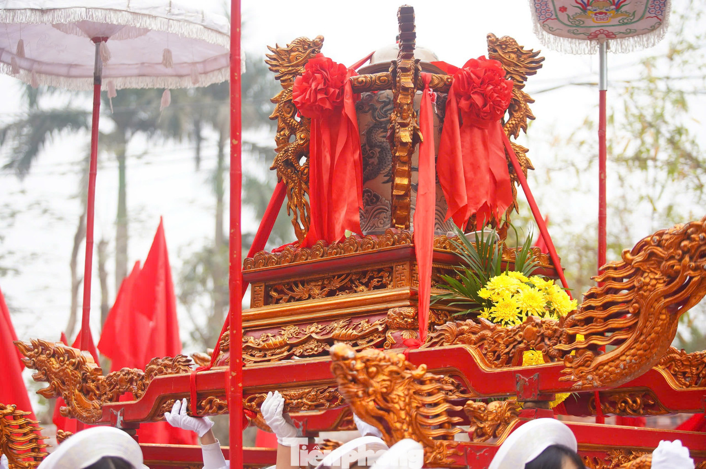 Điểm nhấn đặc biệt là Đại lễ rước thần, với sự tham gia của 10 tổng rước, bao gồm kiệu Thánh Cả, kiệu Thánh Mẫu, kiệu lễ vật, kiệu nước... với khoảng 2.000 người cùng tham gia rước kiệu.