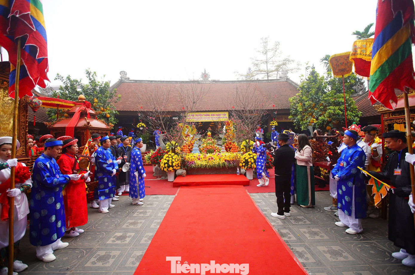 Đình Nhật Tân thờ Đức Thánh Uy Đô Đại Vương Trần Linh Lang (Uy Linh Lang) là con bà Chính Cung Minh Đức Hoàng Hậu. Uy Linh Lang là người nổi tiếng thông minh, văn võ song toàn, xa gần đều biết tiếng. Để tưởng nhớ công lao của Uy Linh Lang, nhân dân làng Nhật Tân làm lễ tế vào ngày 10/2 âm lịch hàng năm.