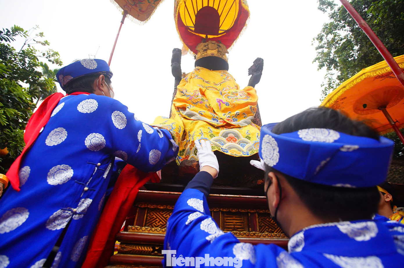 Tục xưa truyền lại, Đình Nhật Tân trước đây gọi là điện Nhật Chiêu, đến thời Khải Định đổi thành Nhật Tân, là nơi thờ Đức Thánh Uy Đô Đại Vương Trần Linh Lang. Ngài là con của Chính Cung Minh Đức Hoàng Hậu, nổi danh với trí thông minh và tài thao lược.