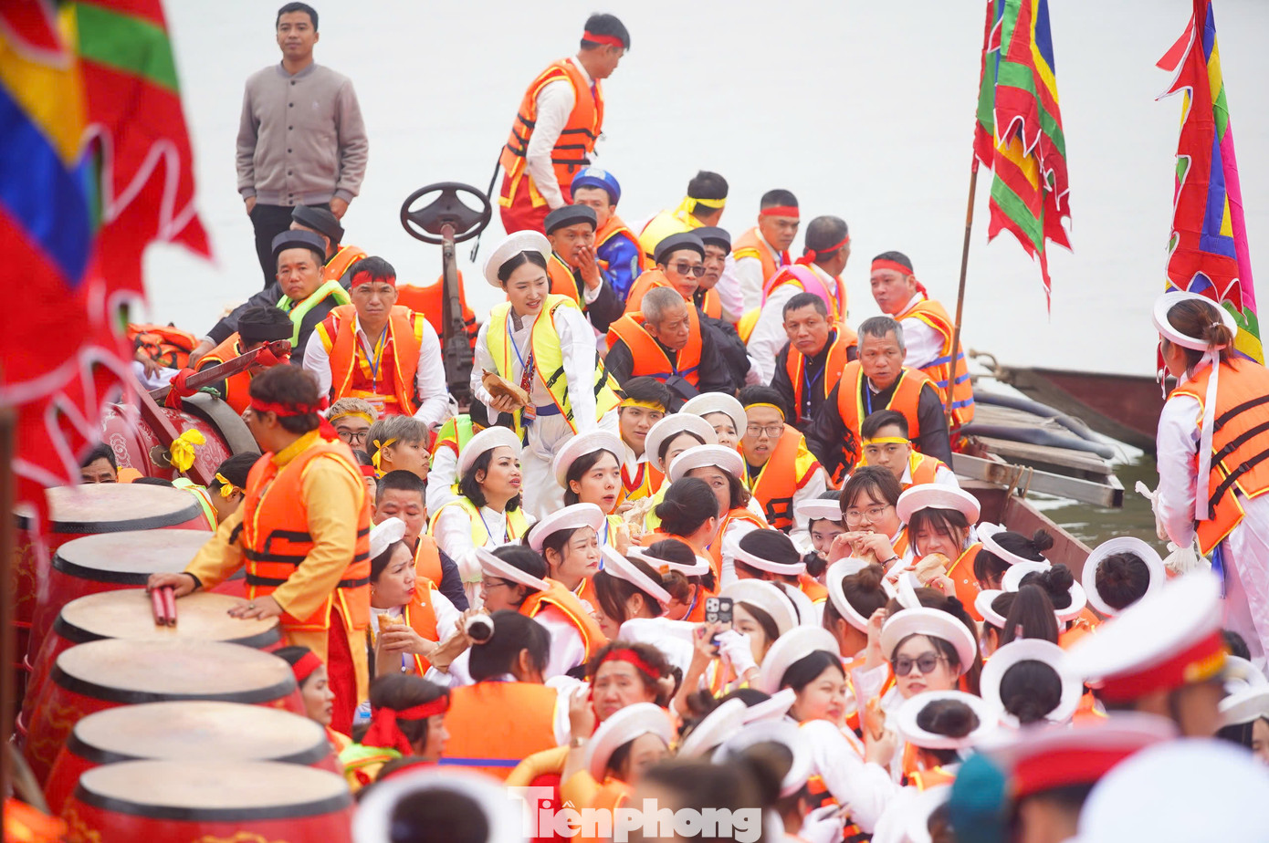 Đoàn rước đi từ đình ra cung Nhật Tân, ngoài bãi sông Hồng (nơi sinh ra Đại Vương). Đội rước nước đi ra sông, lên thuyền và lấy nước ở giữa ngã ba tiếp giáp của ba con sông. Nước lấy về được dâng lên thành hoàng làng, cầu mong quốc thái dân an.