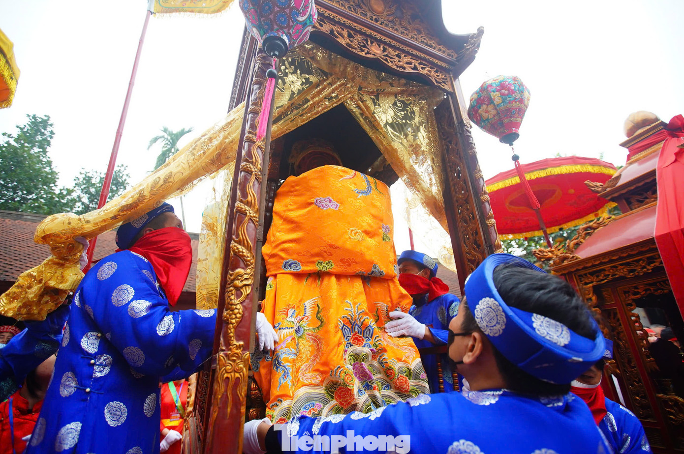 Tục xưa truyền lại, Đình Nhật Tân trước đây gọi là điện Nhật Chiêu, đến thời Khải Định đổi thành Nhật Tân, là nơi thờ Đức Thánh Uy Đô Đại Vương Trần Linh Lang. Ngài là con của Chính Cung Minh Đức Hoàng Hậu, nổi danh với trí thông minh và tài thao lược.