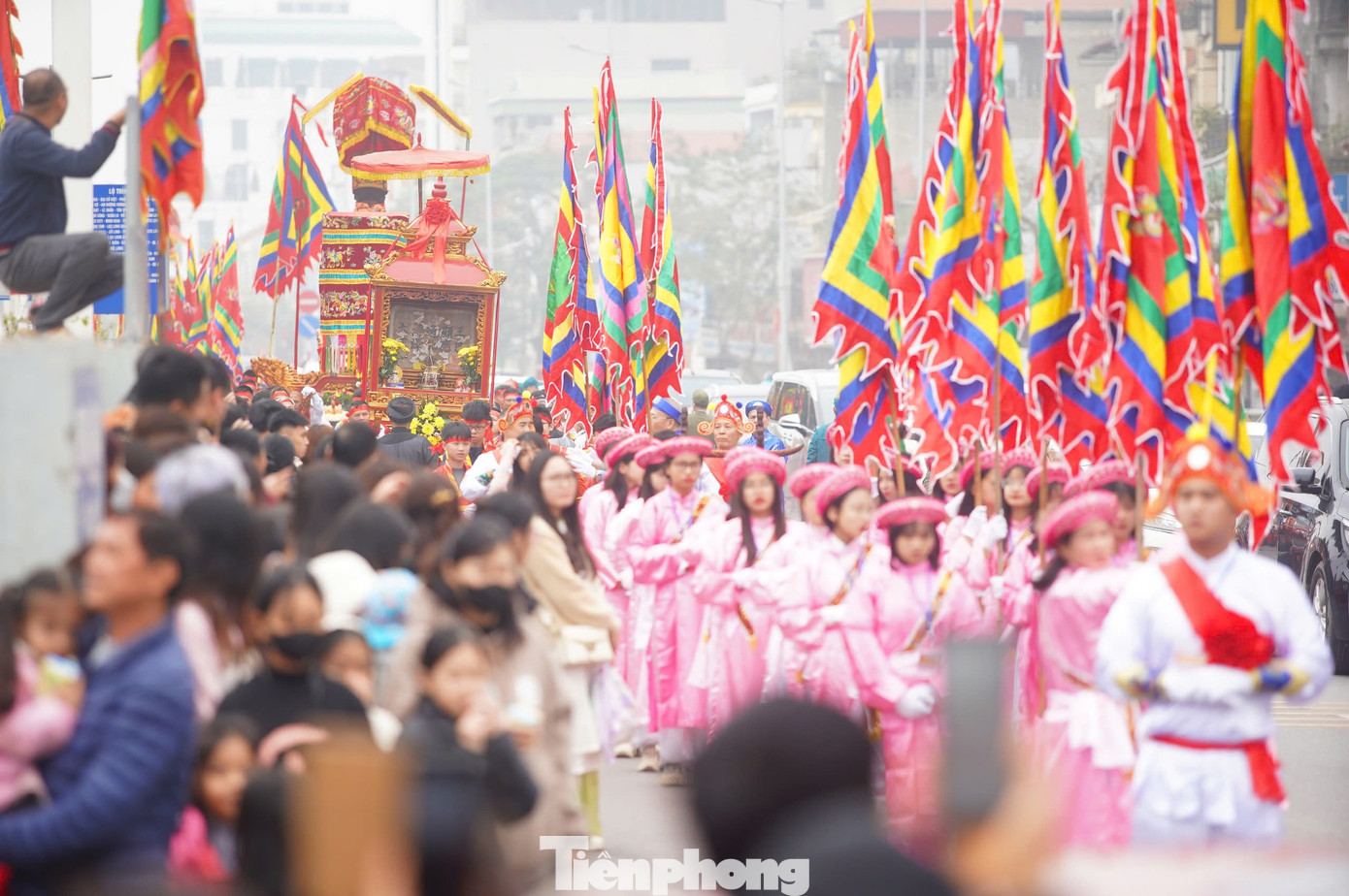 Đoàn rước đi từ đình ra cung Nhật Tân, ngoài bãi sông Hồng (nơi sinh ra Đại Vương). Đội rước nước đi ra sông, lên thuyền và lấy nước ở giữa ngã ba tiếp giáp của ba con sông. Nước lấy về được dâng lên thành hoàng làng, cầu mong quốc thái dân an.