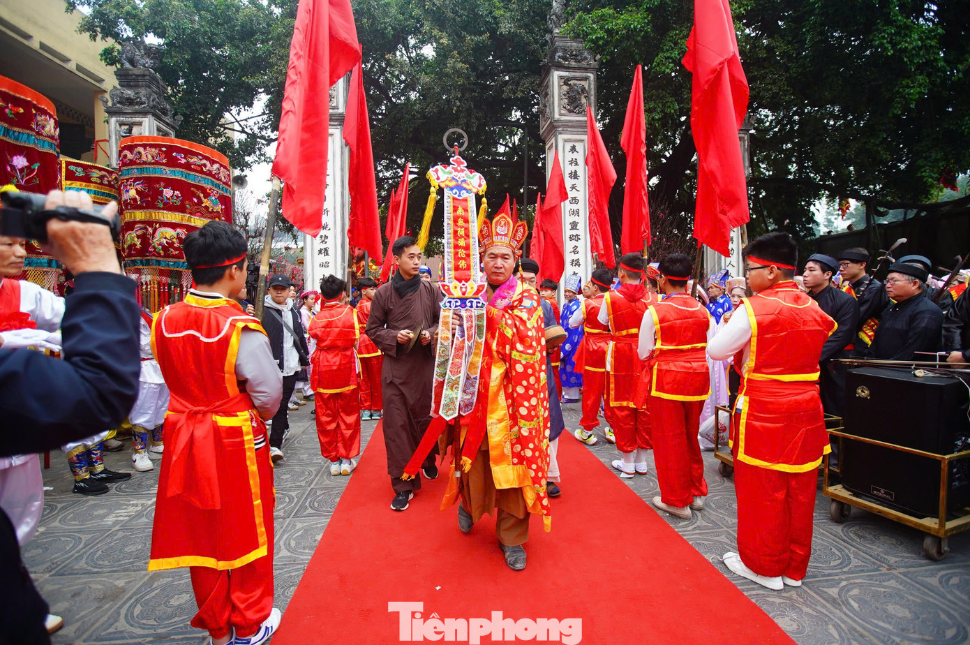 Lễ hội đình làng Nhật Tân được nhân dân tổ chức hàng năm để tưởng nhớ hồng ân của các vị thánh thần và Uy Linh Đức Đại Vương Trần Linh Lang.