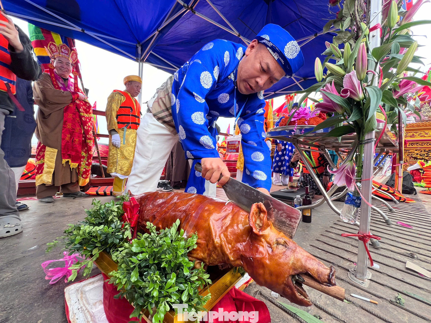 Điểm đặc biệt tại lễ hội truyền thống Đình làng Nhật Tân là tổ chức lễ phóng noãn vào lúc nửa đêm ngày 9/2 âm lịch trên sông Hồng.