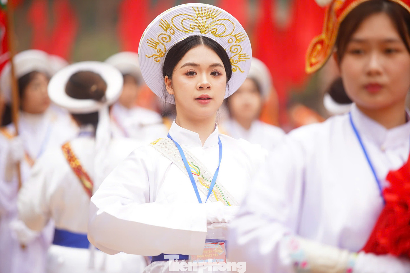 Không chỉ người lớn, thế hệ trẻ cũng thể hiện sự hào hứng khi tham gia lễ hội.