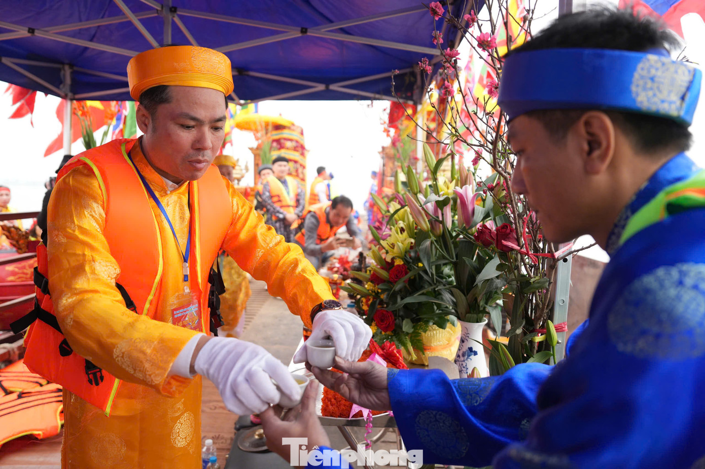 Điểm đặc biệt tại lễ hội truyền thống Đình làng Nhật Tân là tổ chức lễ phóng noãn vào lúc nửa đêm ngày 9/2 âm lịch trên sông Hồng.