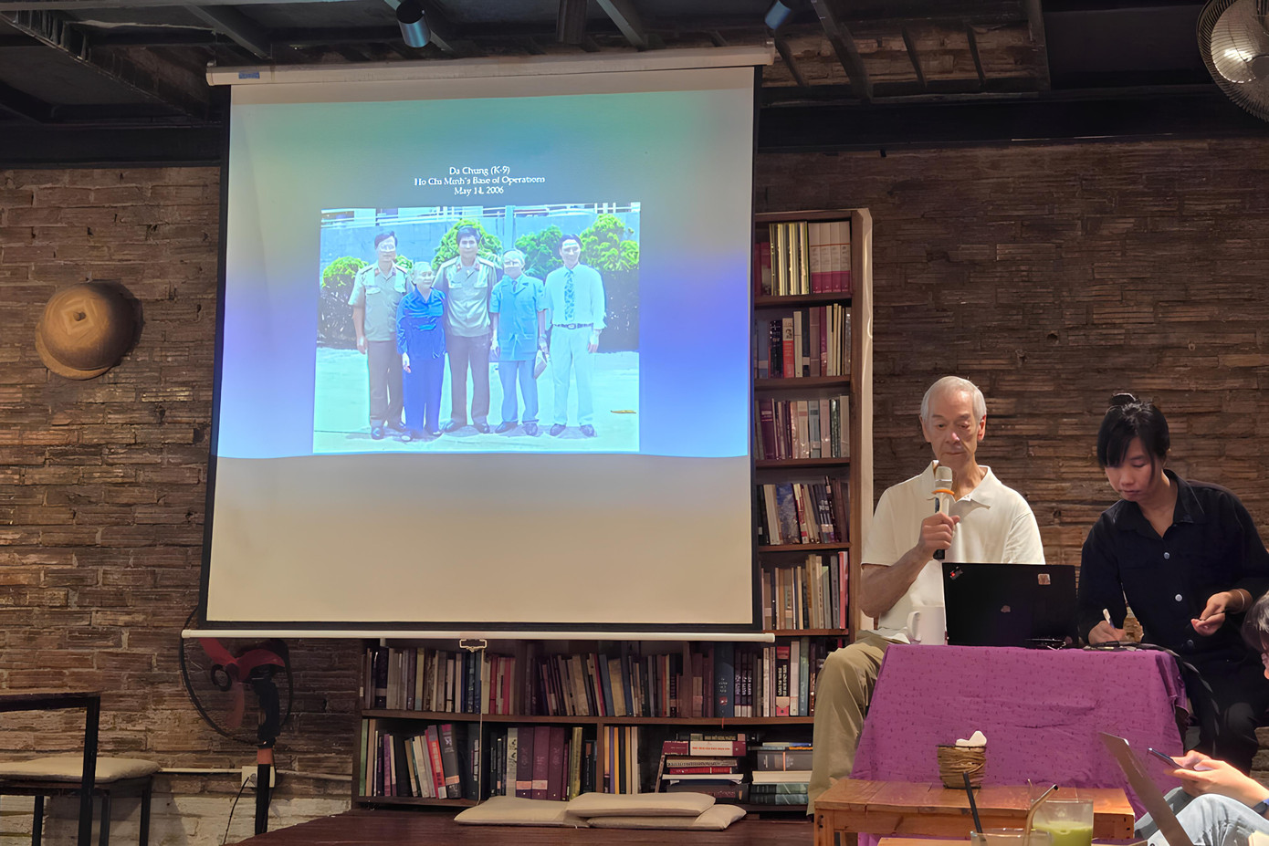 Buổi trò chuyện về hành trình đưa nhật ký liệt sĩ Đặng Thùy Trâm về Việt Nam được tổ chức ngày 11/5 tại Hà Nội. Buổi trò chuyện về hành trình đưa nhật ký liệt sĩ Đặng Thùy Trâm về Việt Nam được tổ chức ngày 11/5 tại Hà Nội.