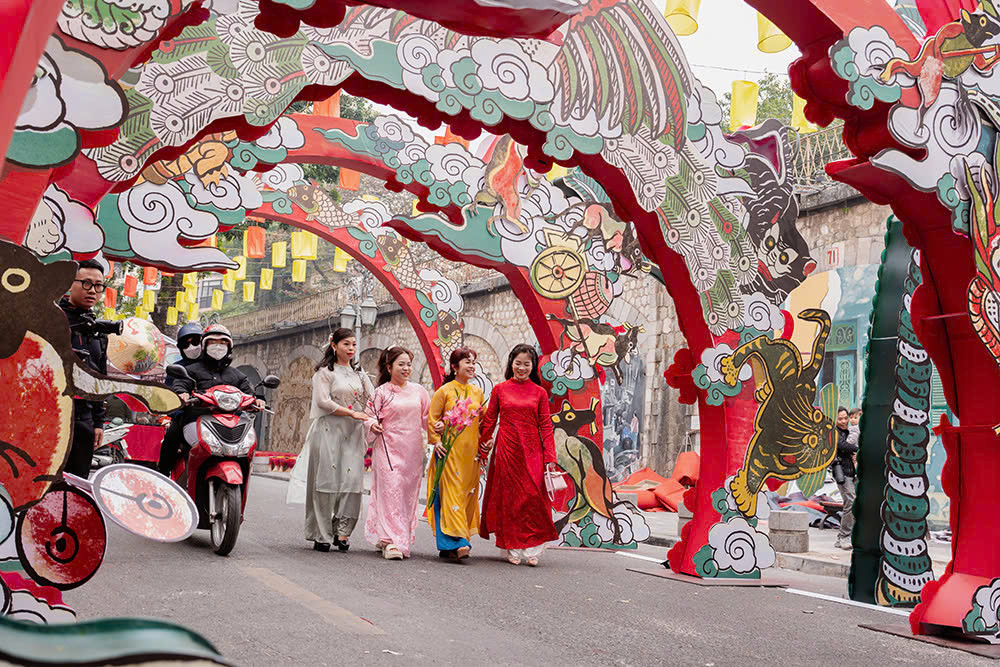 2025 là năm rắn nhưng nhóm tác giả không trực tiếp thi công linh vật rắn mà sử dụng hình tượng rắn gián tiếp - rắn Ouroboros - con rắn tròn cắn đuôi mình. Điều này nhằm thể hiện hàm ý là về một vòng lặp bất tử.