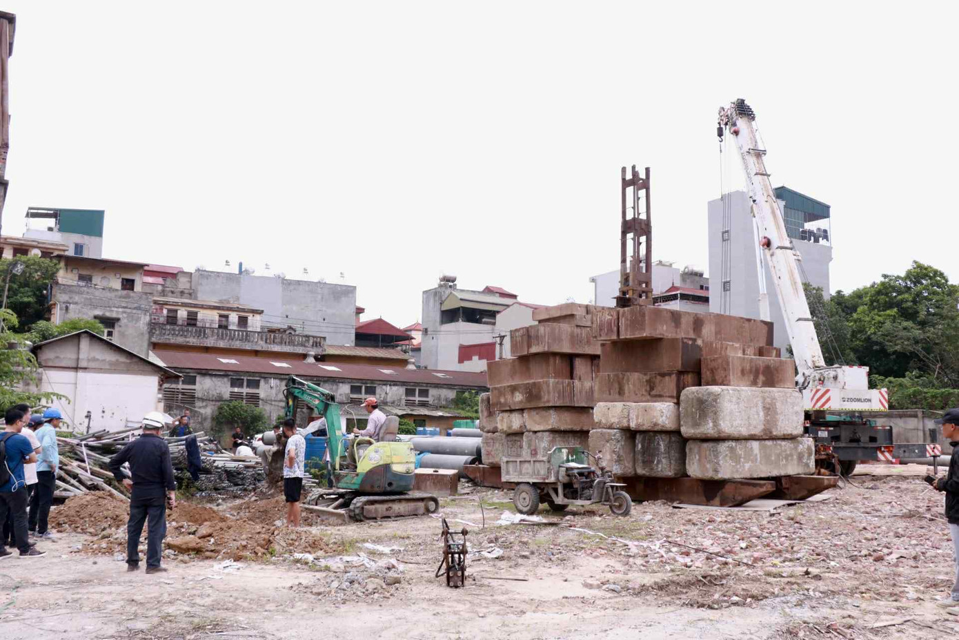 Công trường thi công ngày thứ 5. Công trường thi công ngày thứ 5.